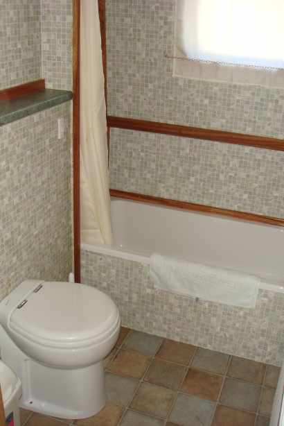 Bordeaux: Toilet and Shower / Bath